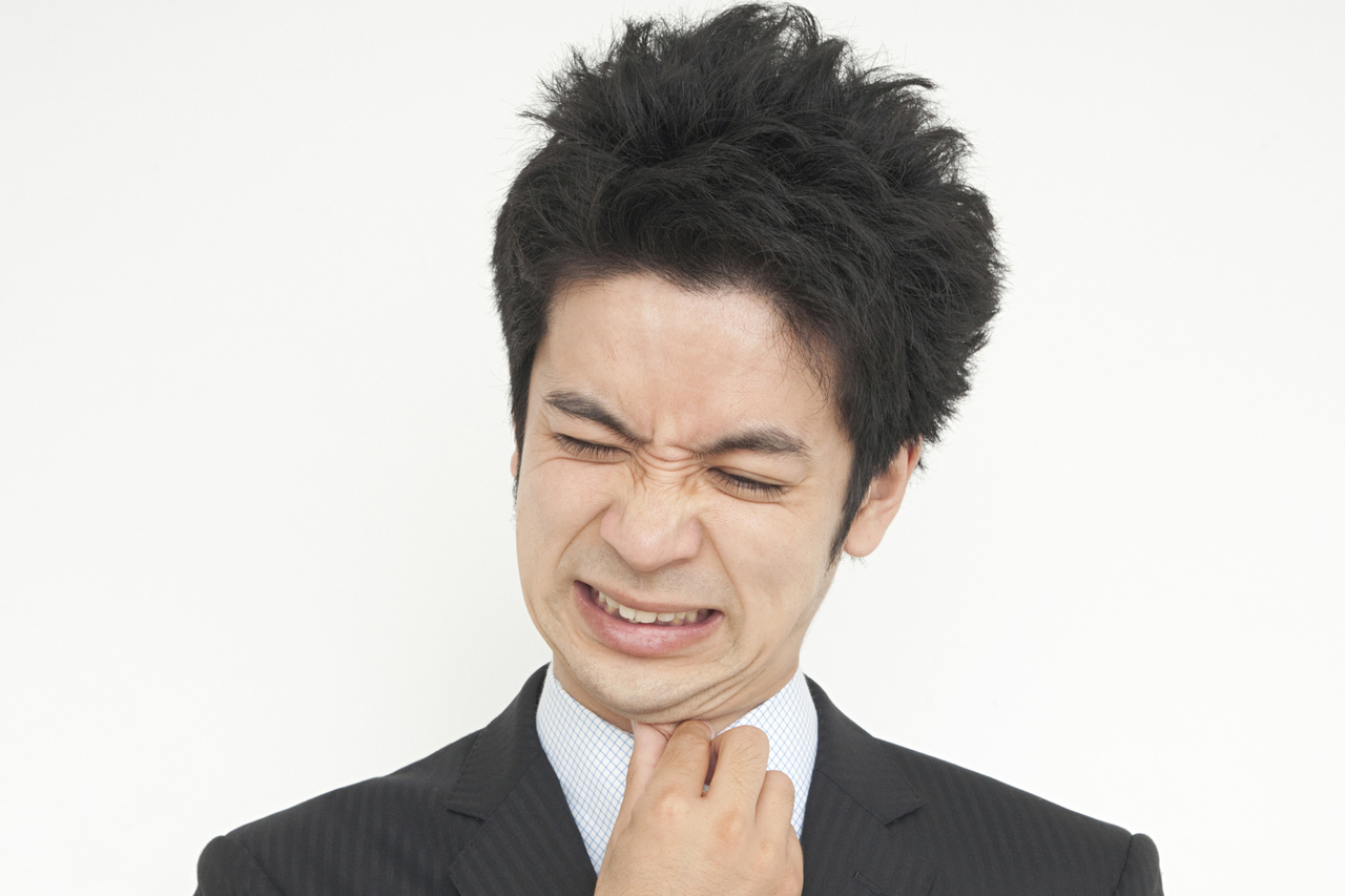 喉の違和感を訴える男性