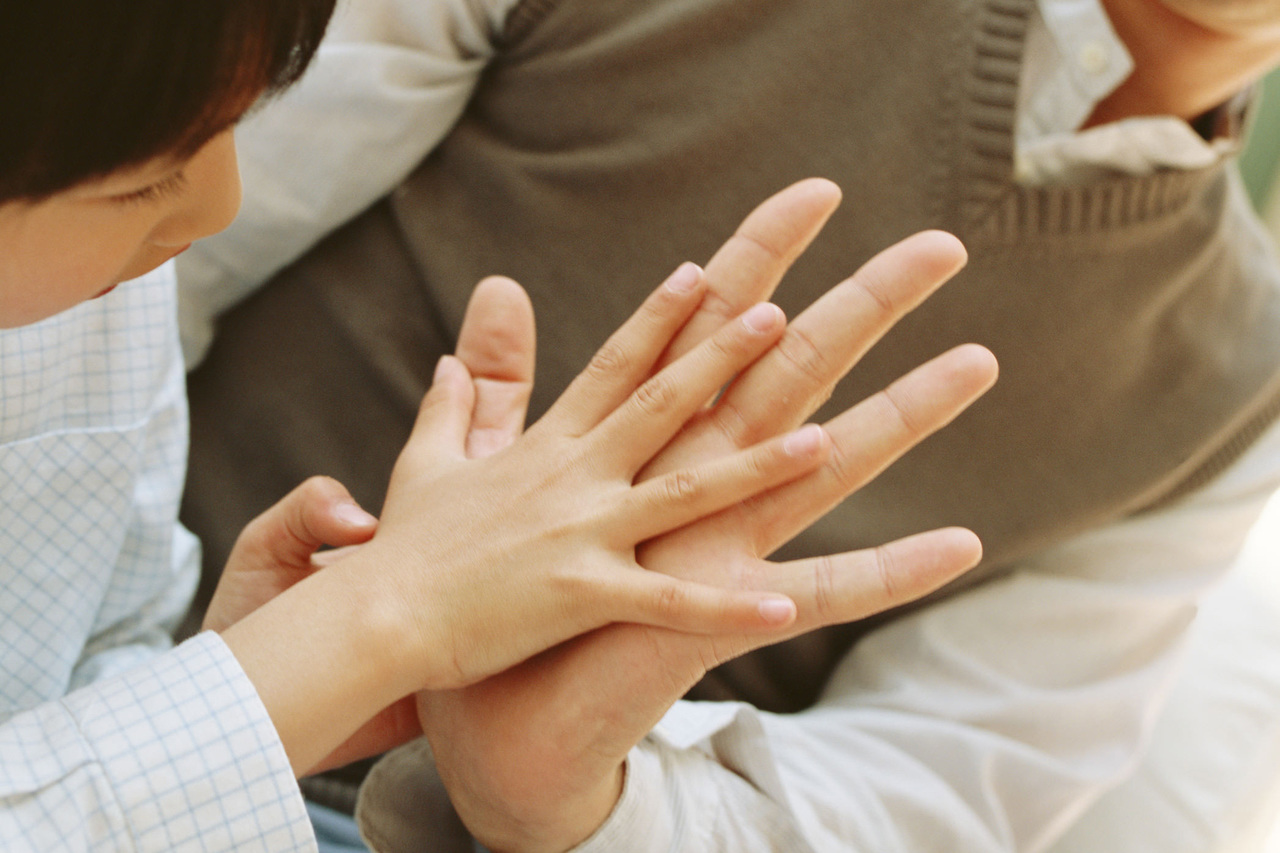 手を重ねる親子