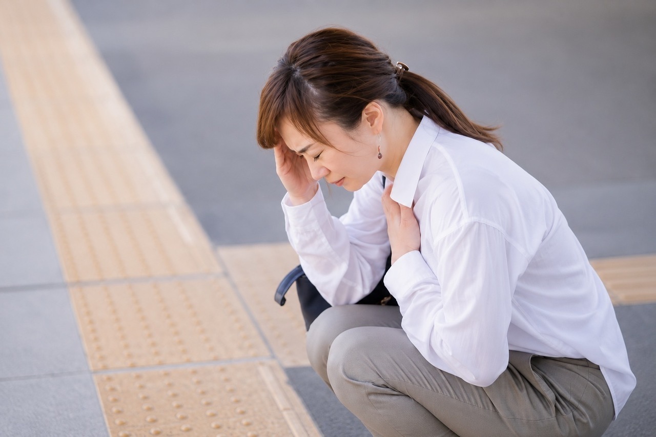 座り込む女性