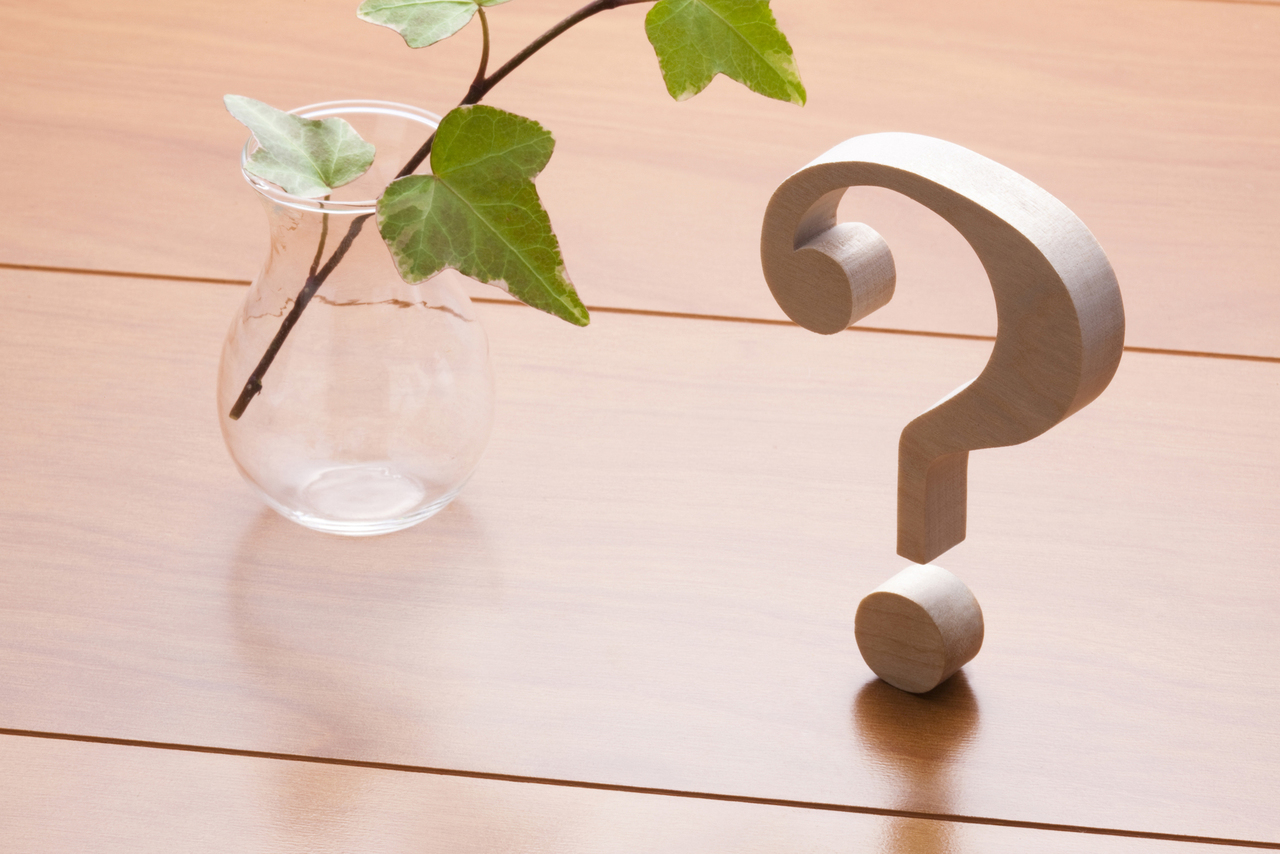 木彫りのクエスチョンマーク