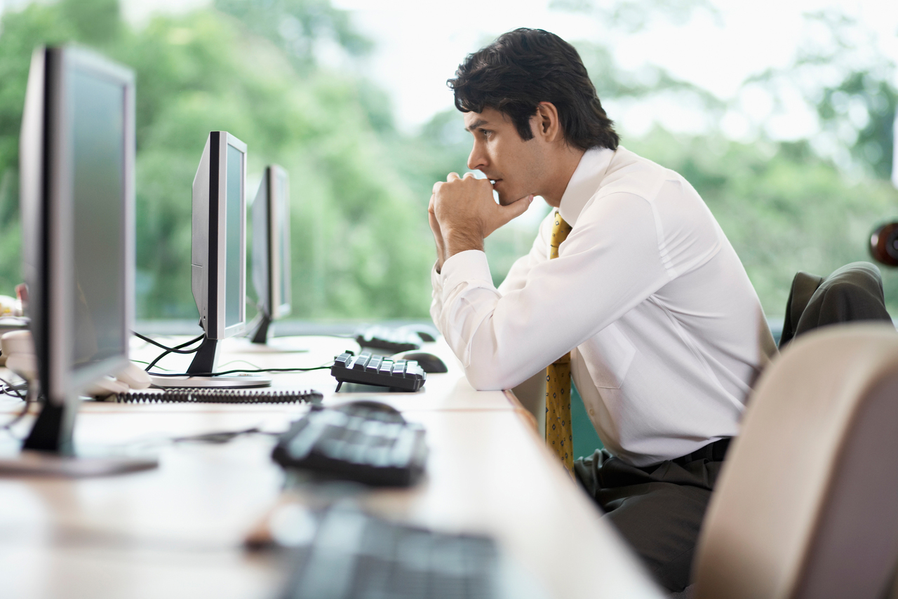 職場でパソコンを眺める男性
