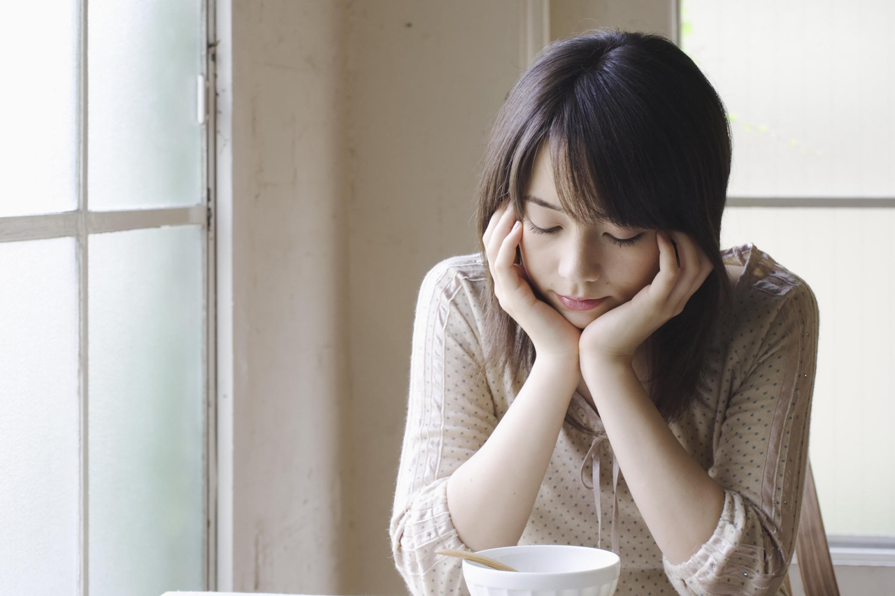 食事を目の前に憂鬱になる女性