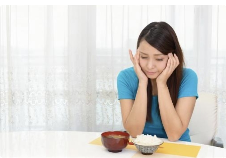 食欲のない女性