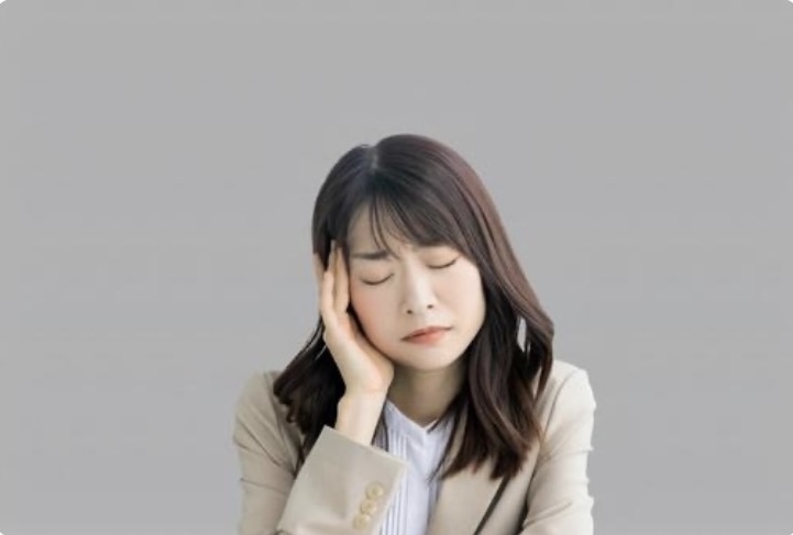 こめかみを抑える女性