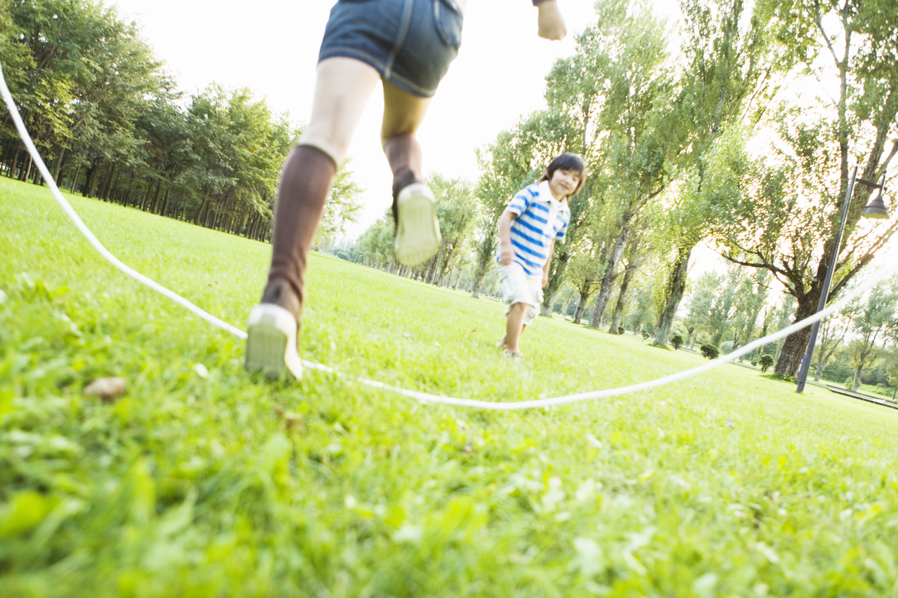 縄跳びをする小学生
