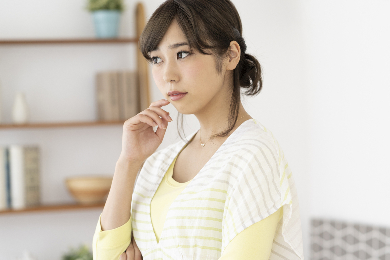 考え事をする女性