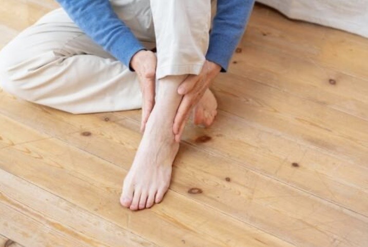 足をさする男性