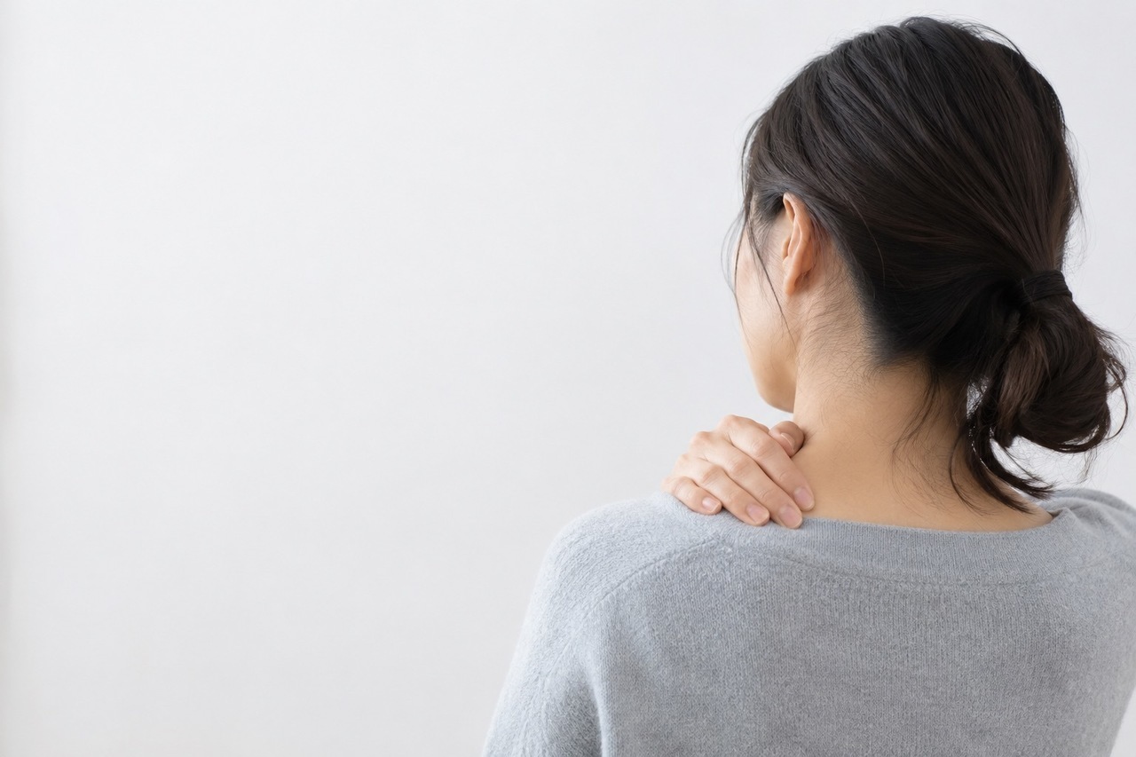 肩がこっている女性