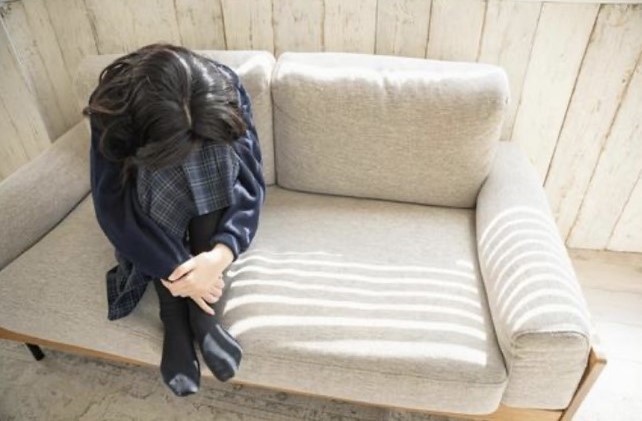 座り込む女子高生