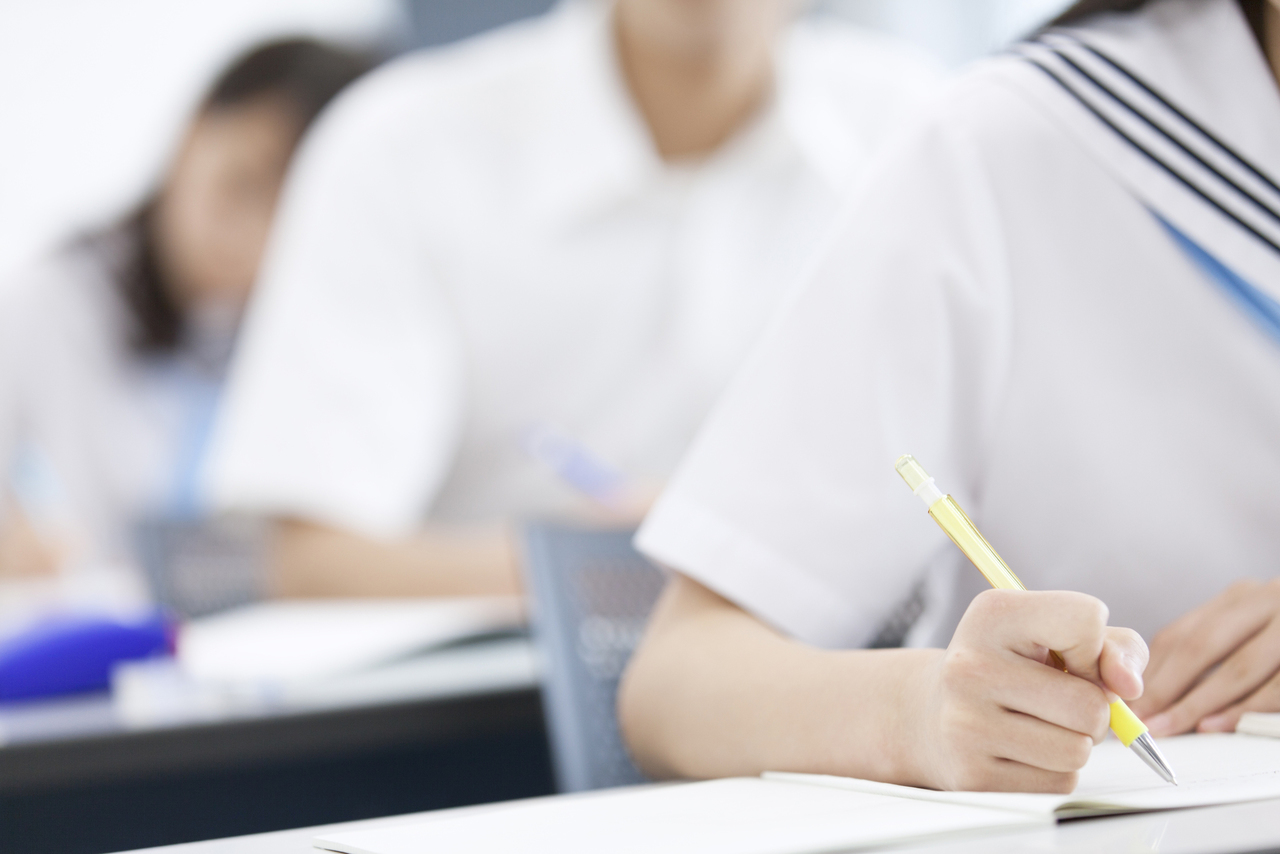 ノートを書く学生