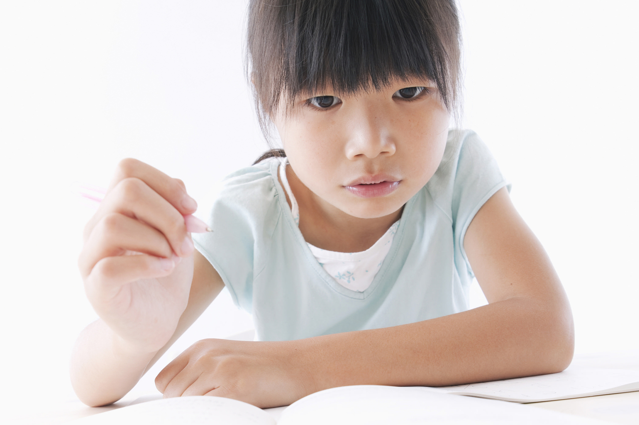 色鉛筆を持っている女の子