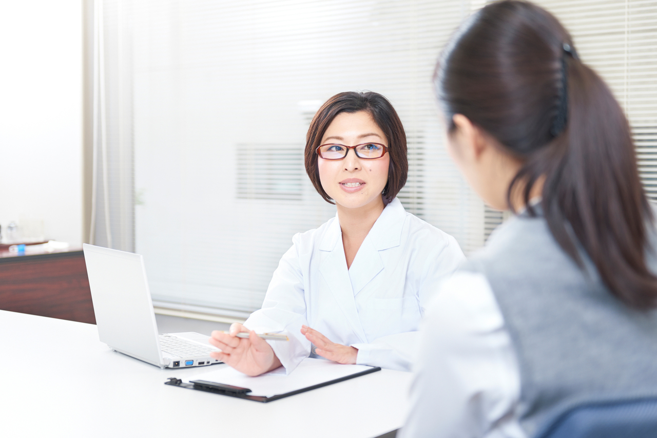 社内にてカウンセリングをする医師