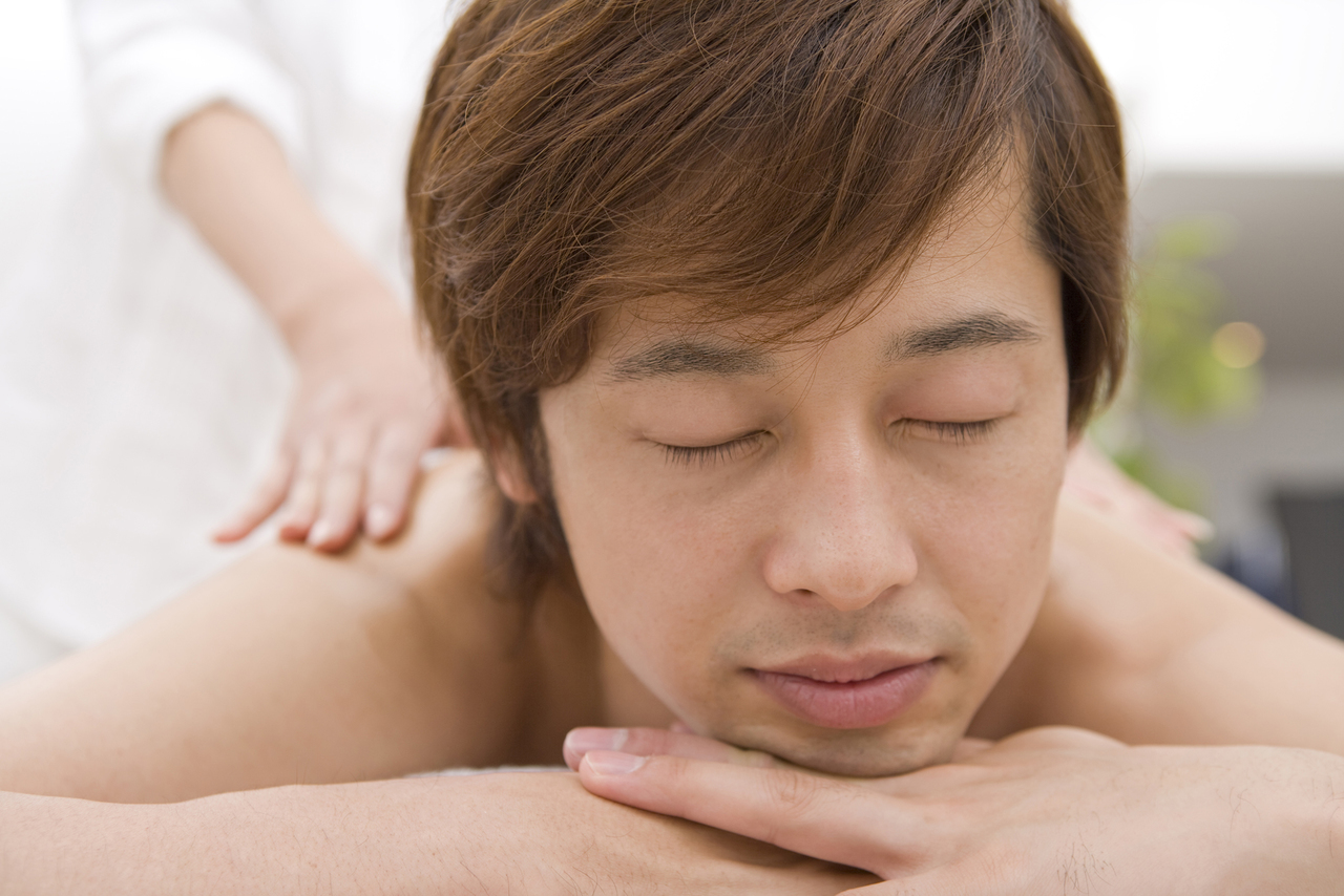 頭を抱えて顔をしかめる男性