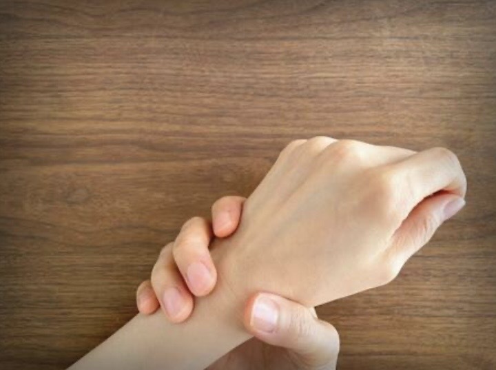 手をさする女性