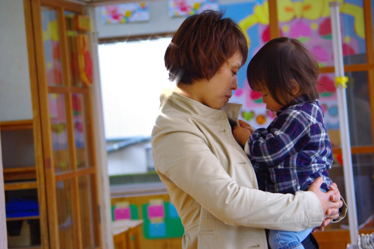 抱っこされる幼稚園児