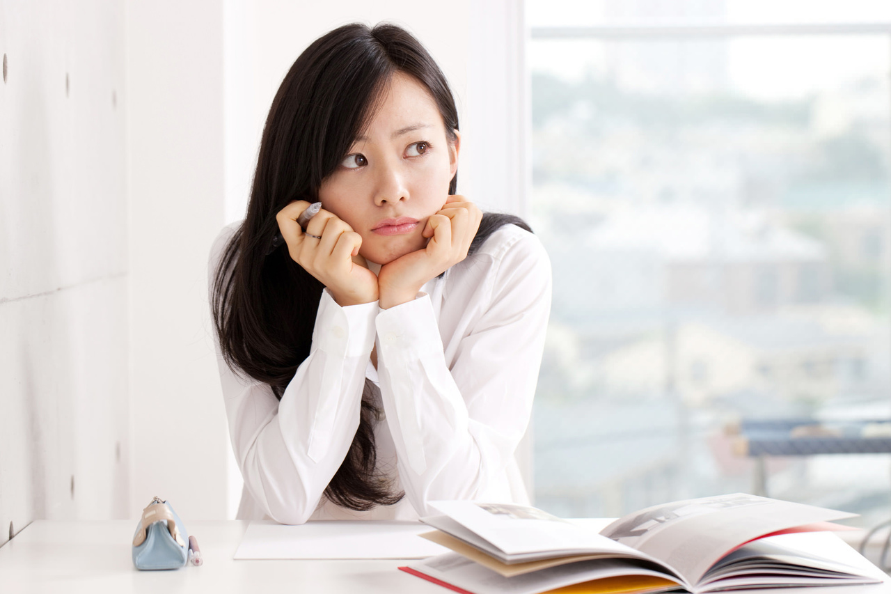 考える女性
