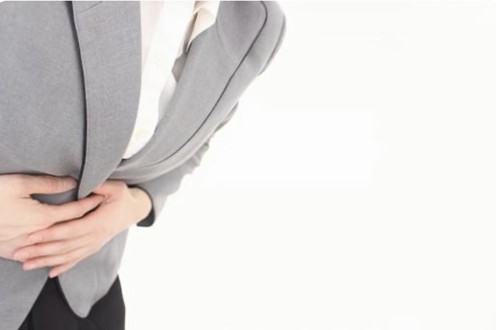 お腹を押さえる男性