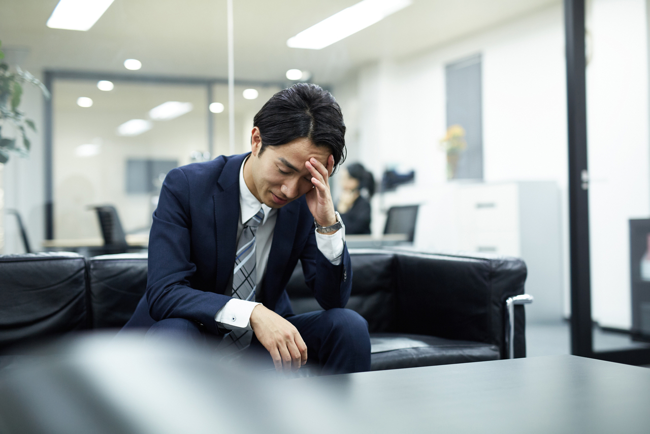 落ち込んだ表情の男性
