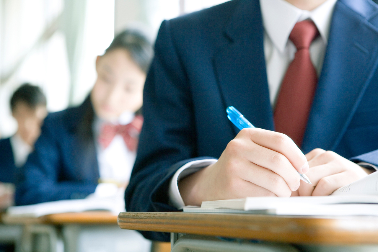 勉強をする学生の手元