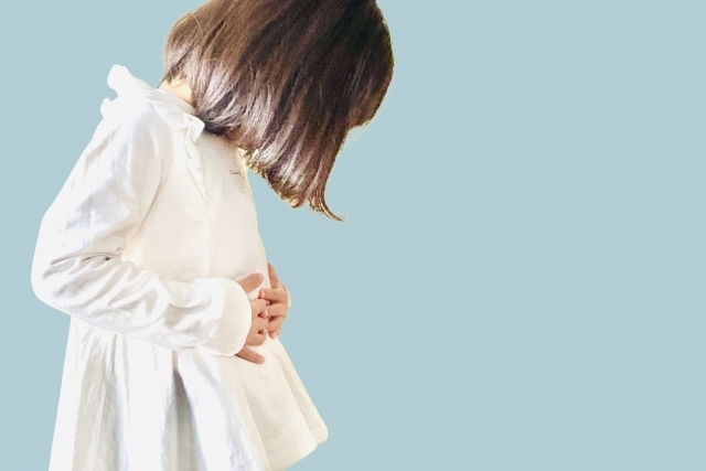 小さな女の子がお腹をおさえている様子