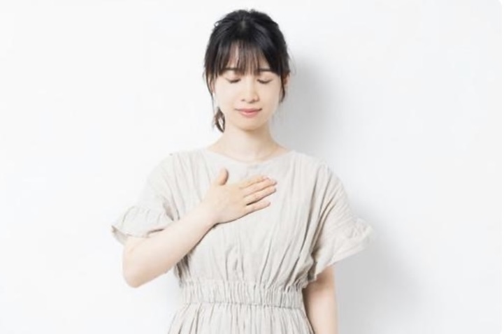 胸をなでおろす女性