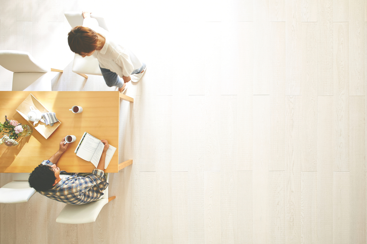 食事をする夫婦