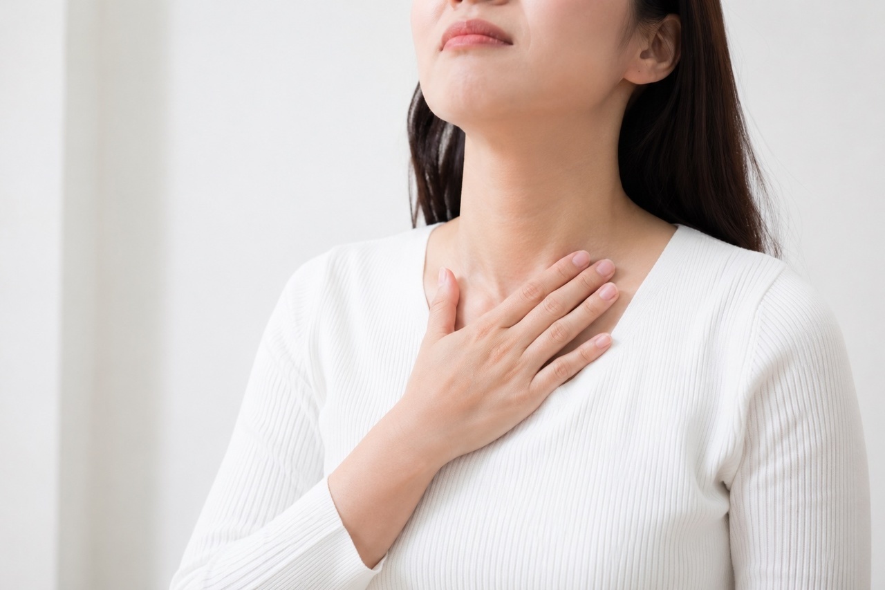 胸を押さえる女性
