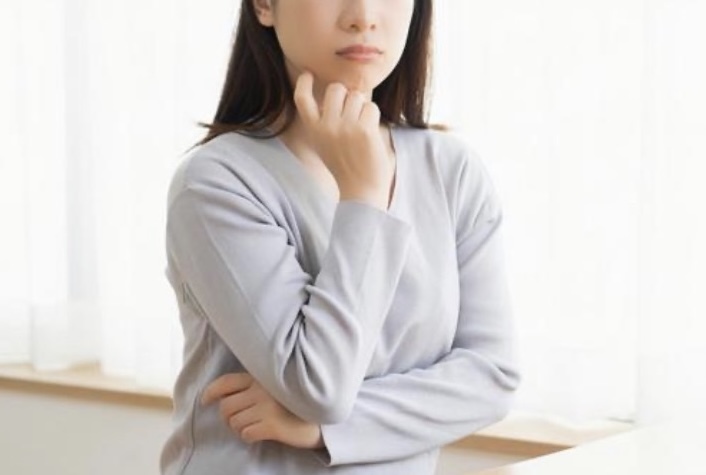 考える女性