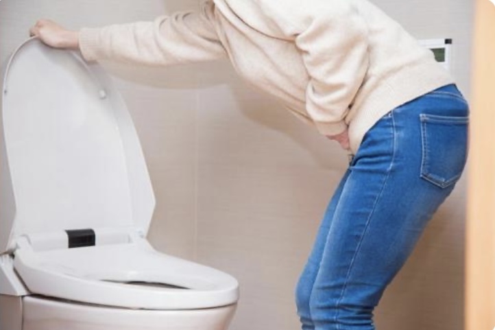 トイレに駆け込む女性