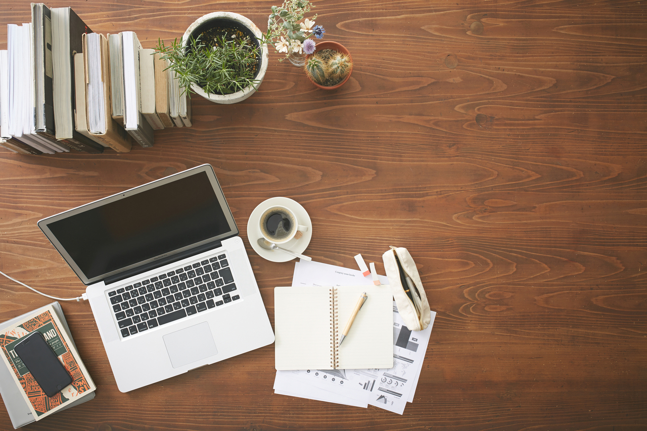 カフェで仕事をする人のテーブル