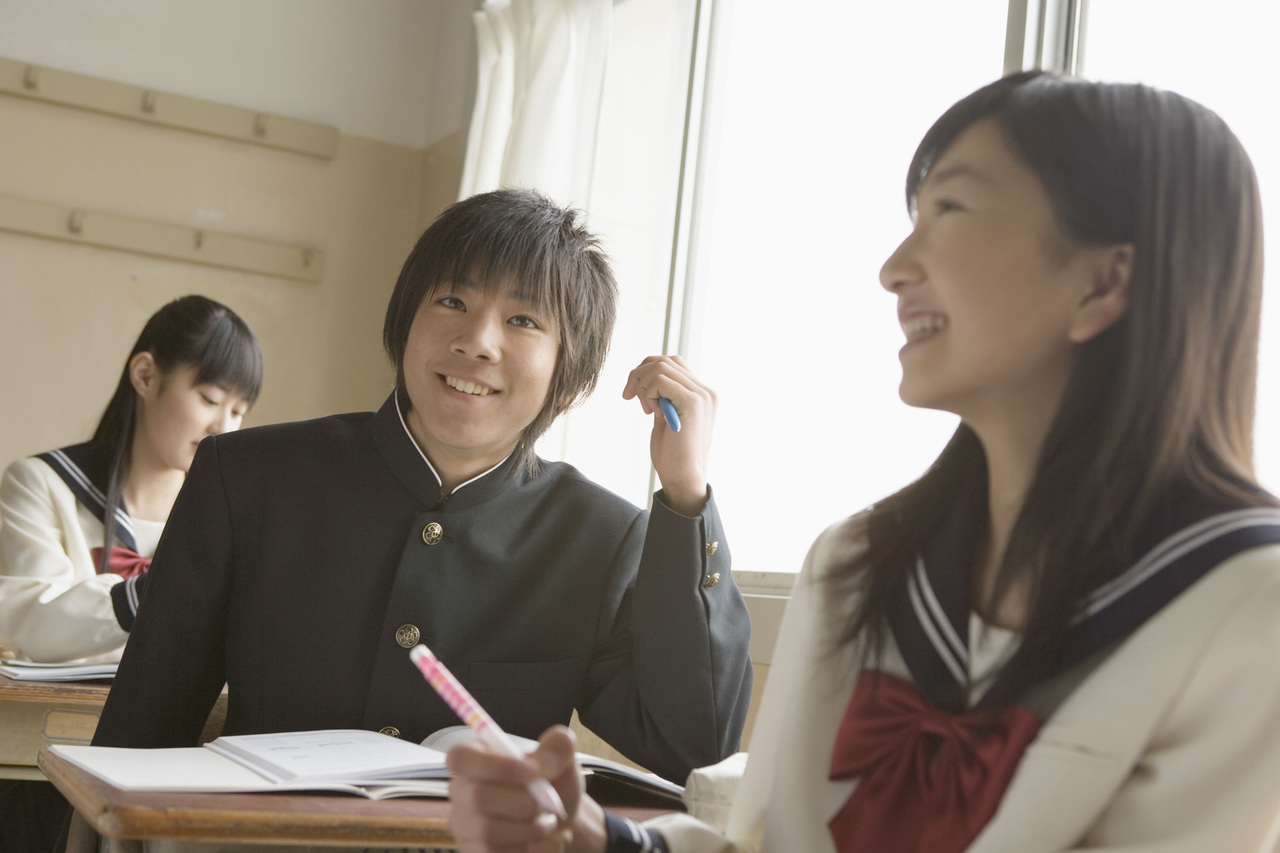 教室にいる中学生たち