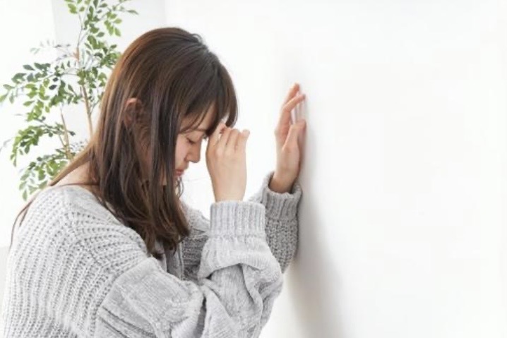 めまいでふらつく女性