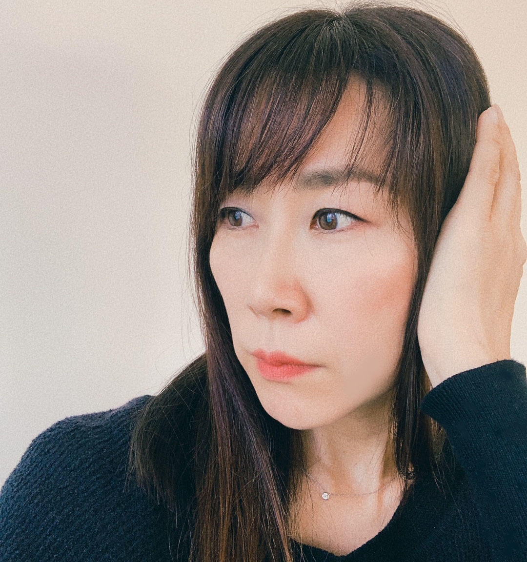 耳をおさえる女性