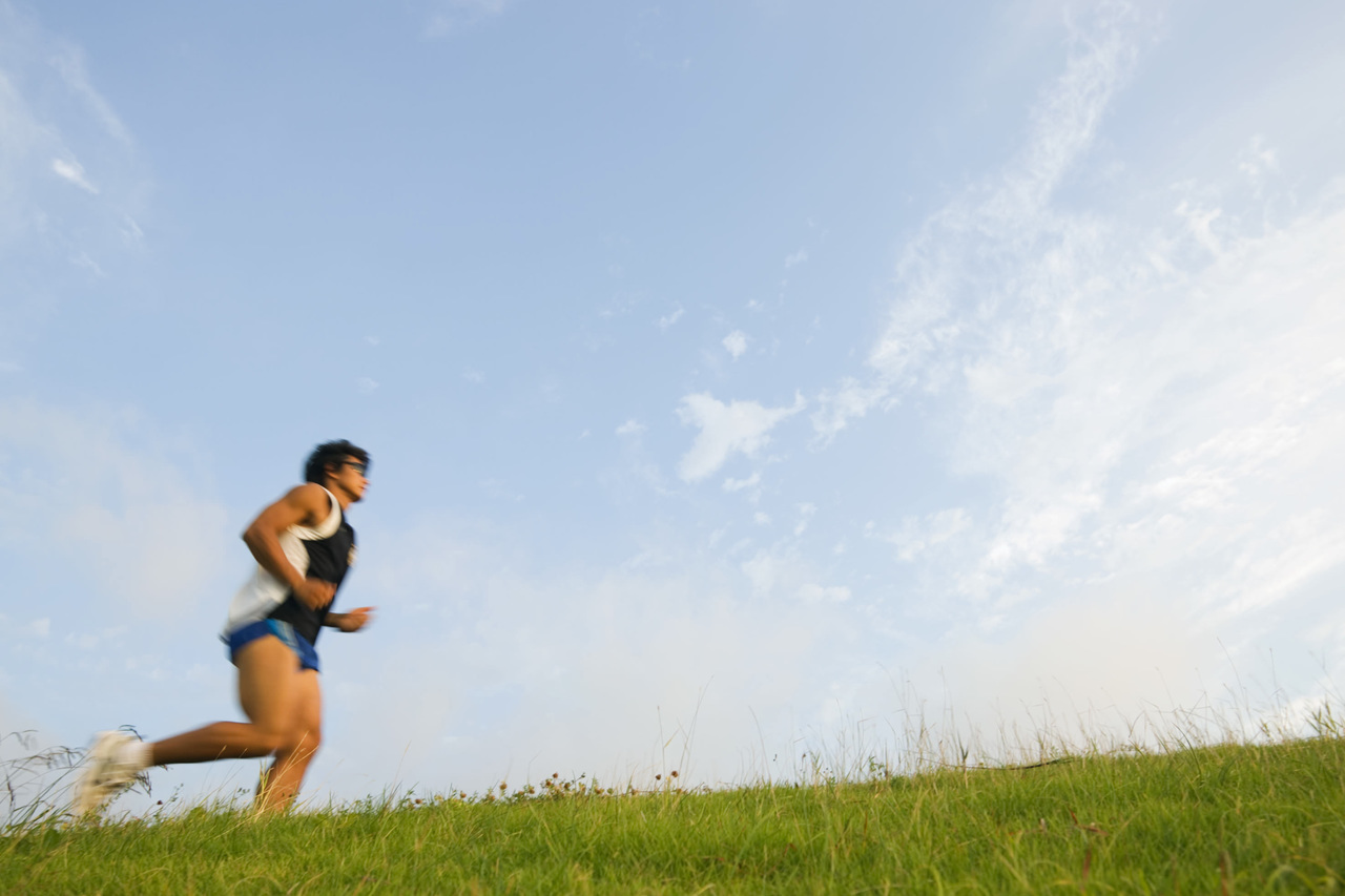 ランニングする男性