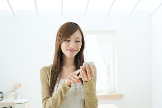 スマホを使う女性