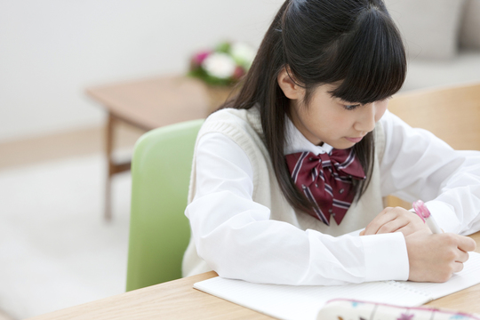 勉強をする中学生の女の子