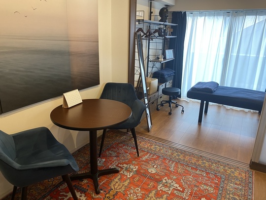 院内風景とテーブル