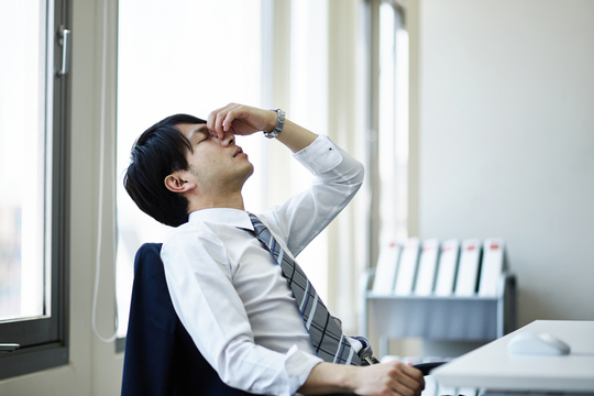 疲れた様子の男性