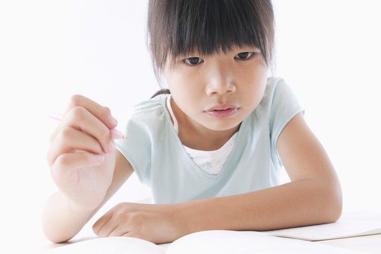 色鉛筆を持っている女の子