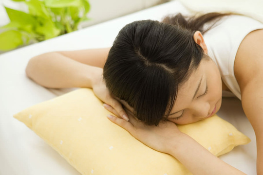 居眠りをする女性