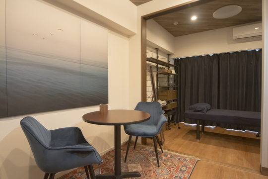 院内風景とテーブル