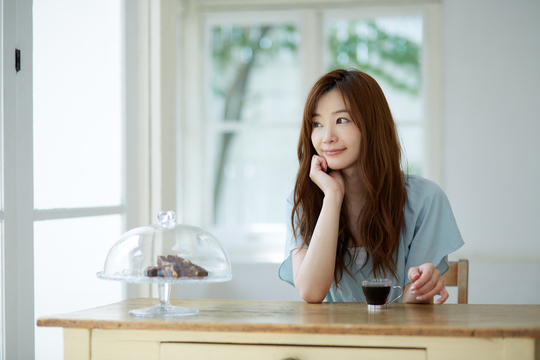 リラックスしてスイーツを食べる若い女性