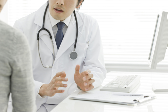 患者に説明する医師