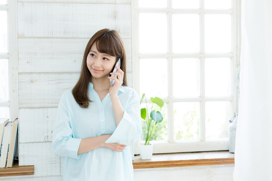 電話する女性
