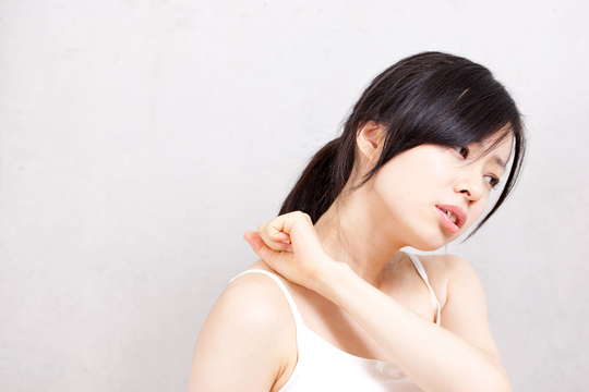 肩をたたく女性